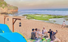 pesona-omah-panggung-di-pantai-trenggole-gunung-kidul-yogyakarta