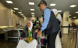 pelayanan-prima-petugas-haji-indonesia-di-bandara-madinah-dedikasi-dan-ketulusan-dalam-cuaca-ekstrem
