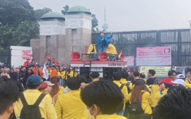 mahasiswa-gelar-aksi-unjuk-rasa-di-dpr-tagih-janji-17-8-tuntutan-rakyat