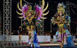 jember-fashion-carnaval-2024-petrokimia-gresik-buat-artwear-dari-kantong-pupuk-bekas