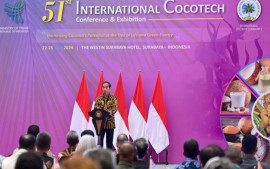 presiden-jokowi-membuka-konferensi-dan-pameran-kelapa-internasional-cocotech-ke-51-di-surabaya